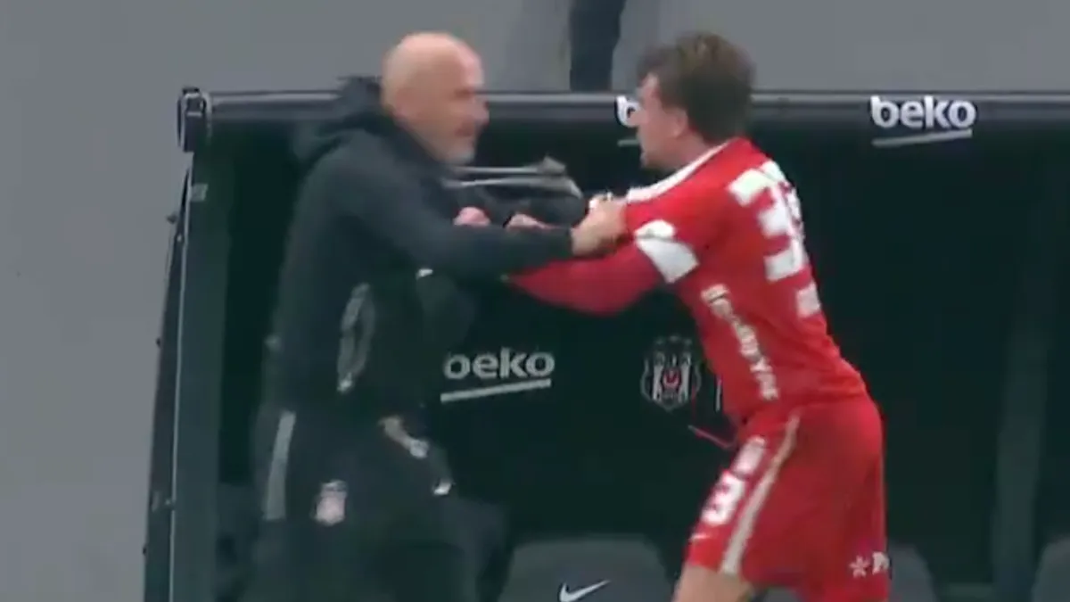 Beşiktaşlı oyuncular gol sonrası sevinç yaşarken, Rıdvan Yılmaz ve Vincenzo Italiano kutluyor
