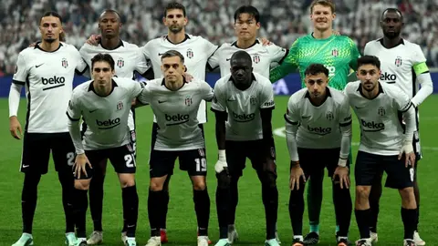 Beşiktaş futbolcuları ve hocaları maç öncesi antrenmanda