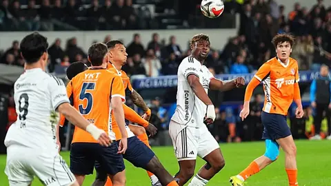 Beşiktaş ve Başakşehir futbolcuları maç öncesi ısınma görüntüsü