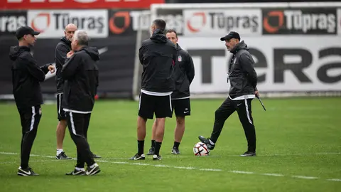 Beşiktaş kadrosu için sahada ısınan futbolcular ve Vincenzo Italiano talimat verirken