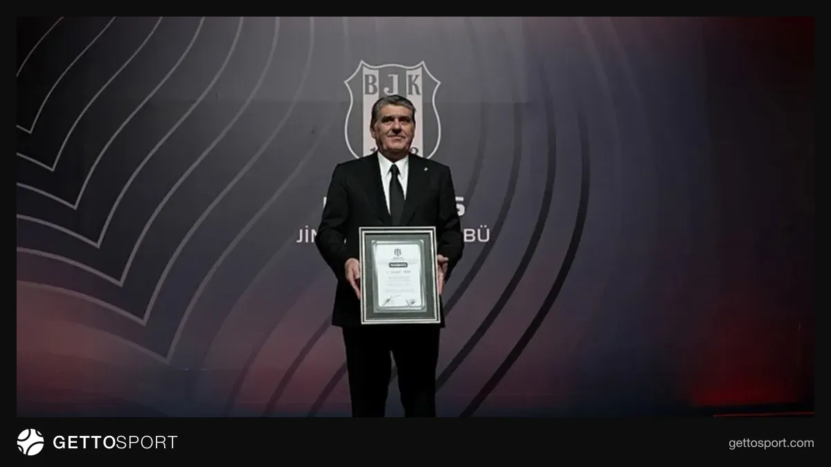 Serdal Adalı konuşma yaparken mikrofon başında