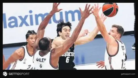 Beşiktaş formasıyla şut atan bir oyuncu ve Anadolu Efes oyuncuları maç sırasında
