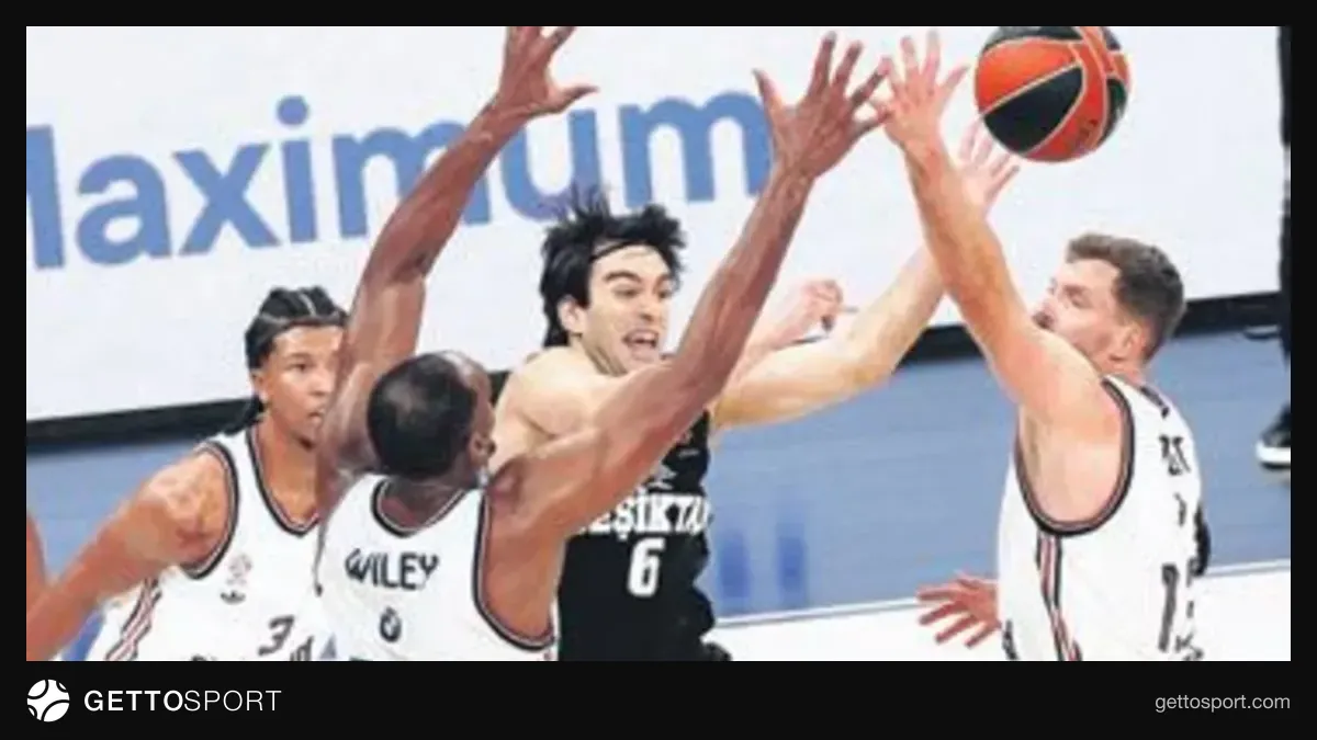 Beşiktaş formasıyla şut atan bir oyuncu ve Anadolu Efes oyuncuları maç sırasında