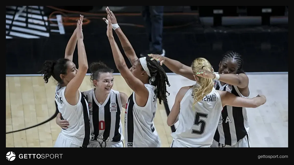 Beşiktaş kadın basketbol takımı oyuncuları maç öncesi ısınırken