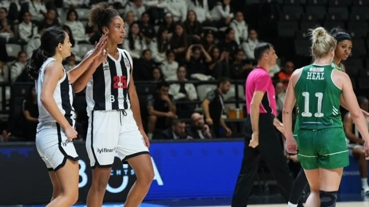 Beşiktaş BOA oyuncuları maç sırasında hücum organizasyonunda