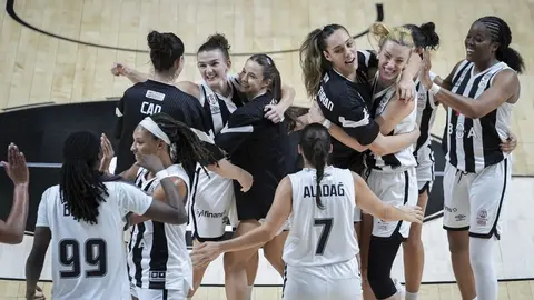 Beşiktaş BOA takımının maçtan önce salon içi antrenmanı veya takım logosu