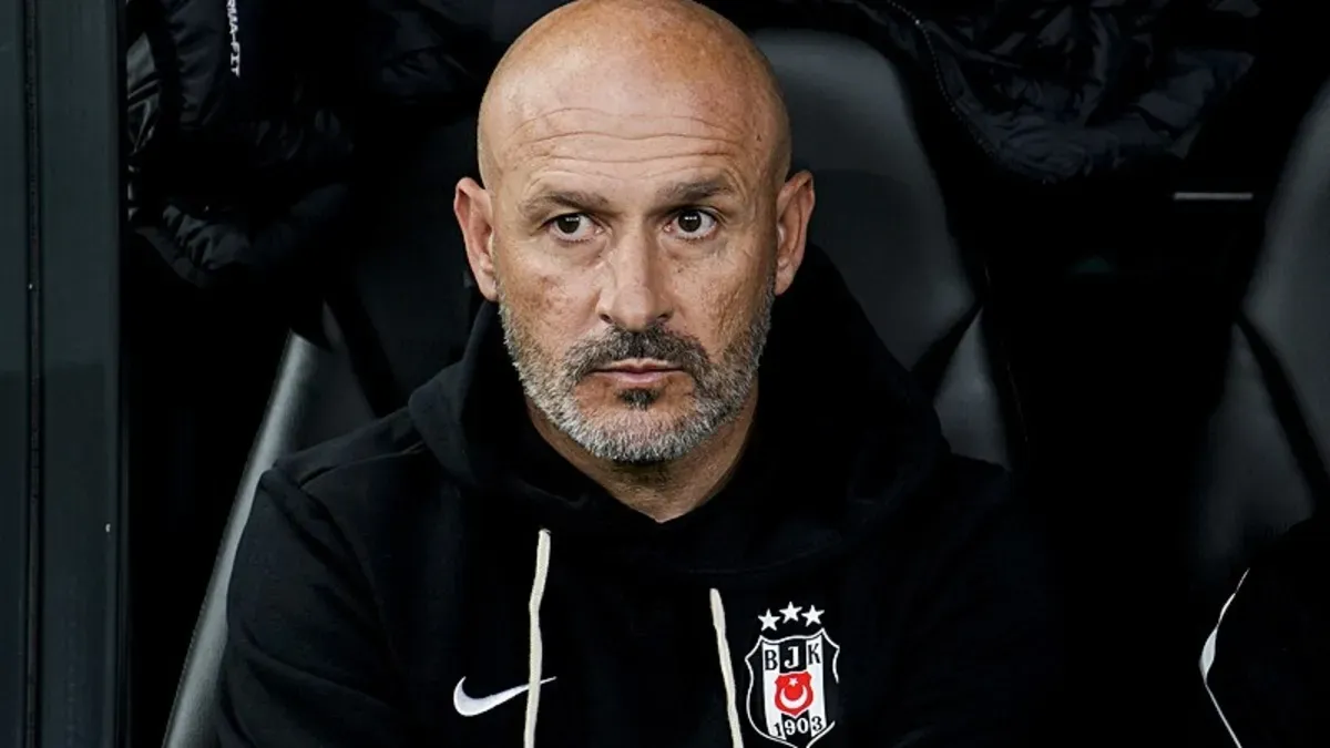 Beşiktaş oyuncuları savunma yaparken tribünler ve sahadan görüntü