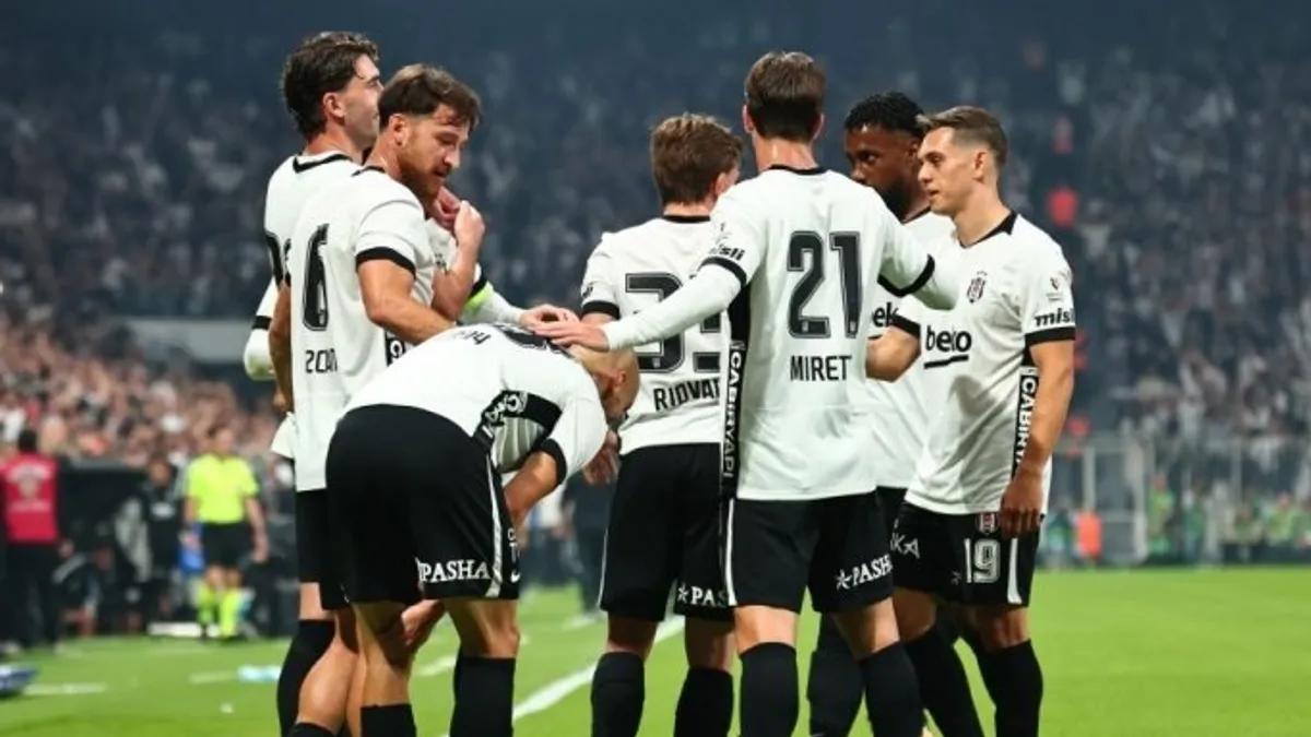 Beşiktaş savunma yapan oyuncular ceza sahası önünde