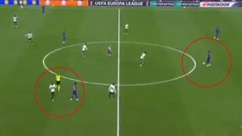 Beşiktaş oyuncuları ve dolu tribünlerin olduğu Vodafone Park görüntüsü