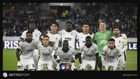 Beşiktaş oyuncuları Tüpraş Stadyumu dışında antrenman yaparken