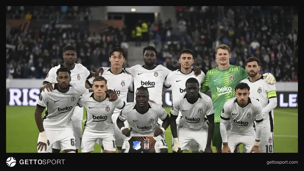 Beşiktaş oyuncuları Tüpraş Stadyumu dışında antrenman yaparken
