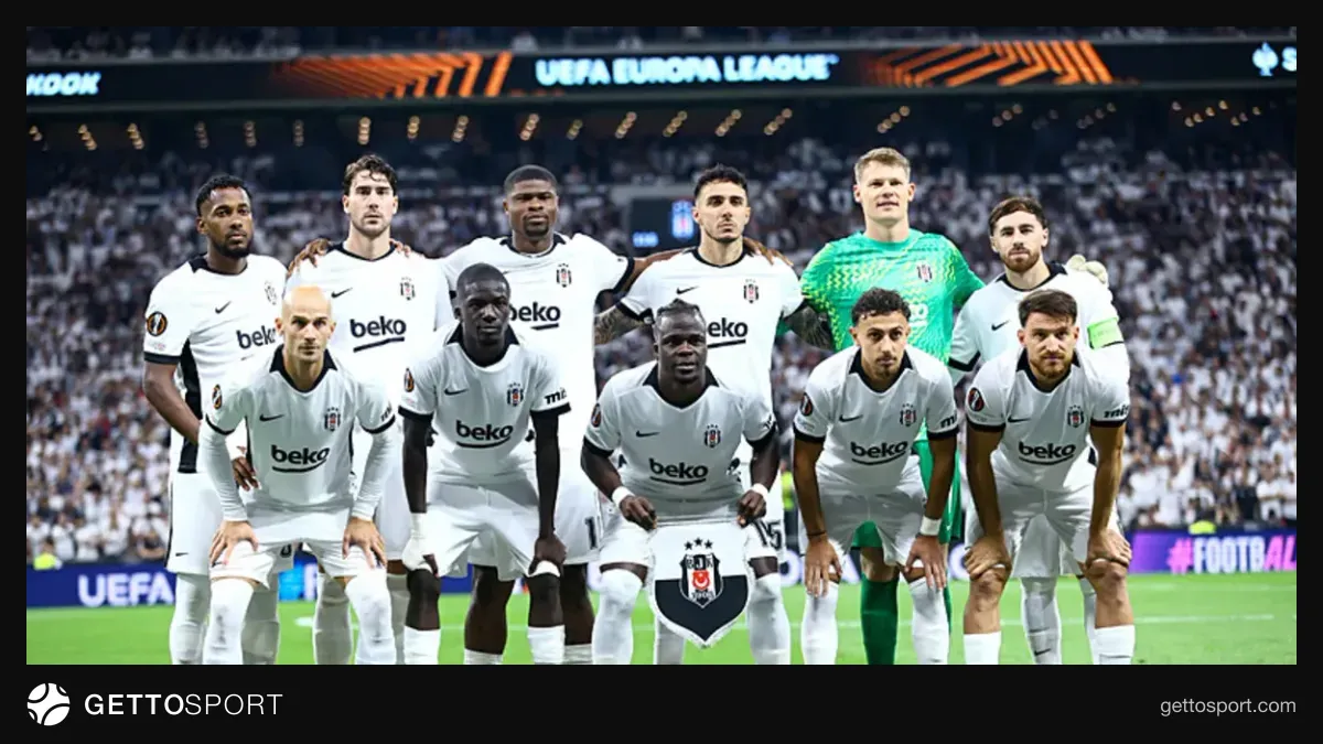 Beşiktaşlı oyuncular Vodafone Park'ta ısınırken, arka planda taraftarlar