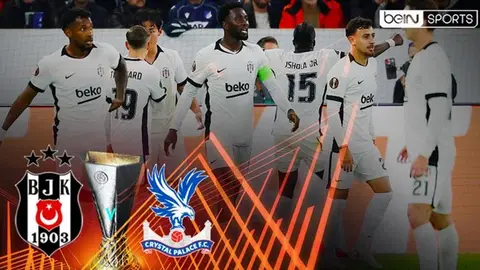 Beşiktaş formasını giymiş futbolcular Beşiktaş Park'ta top için pozisyon alırken