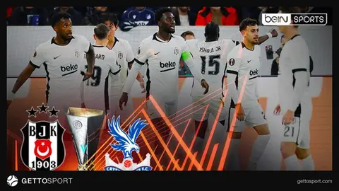 Beşiktaş formasını giymiş futbolcular Beşiktaş Park'ta top için pozisyon alırken