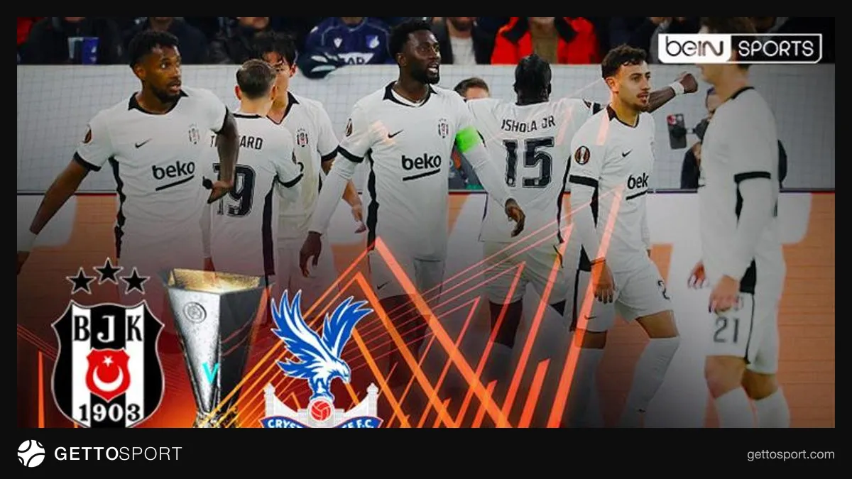 Beşiktaş formasını giymiş futbolcular Beşiktaş Park'ta top için pozisyon alırken