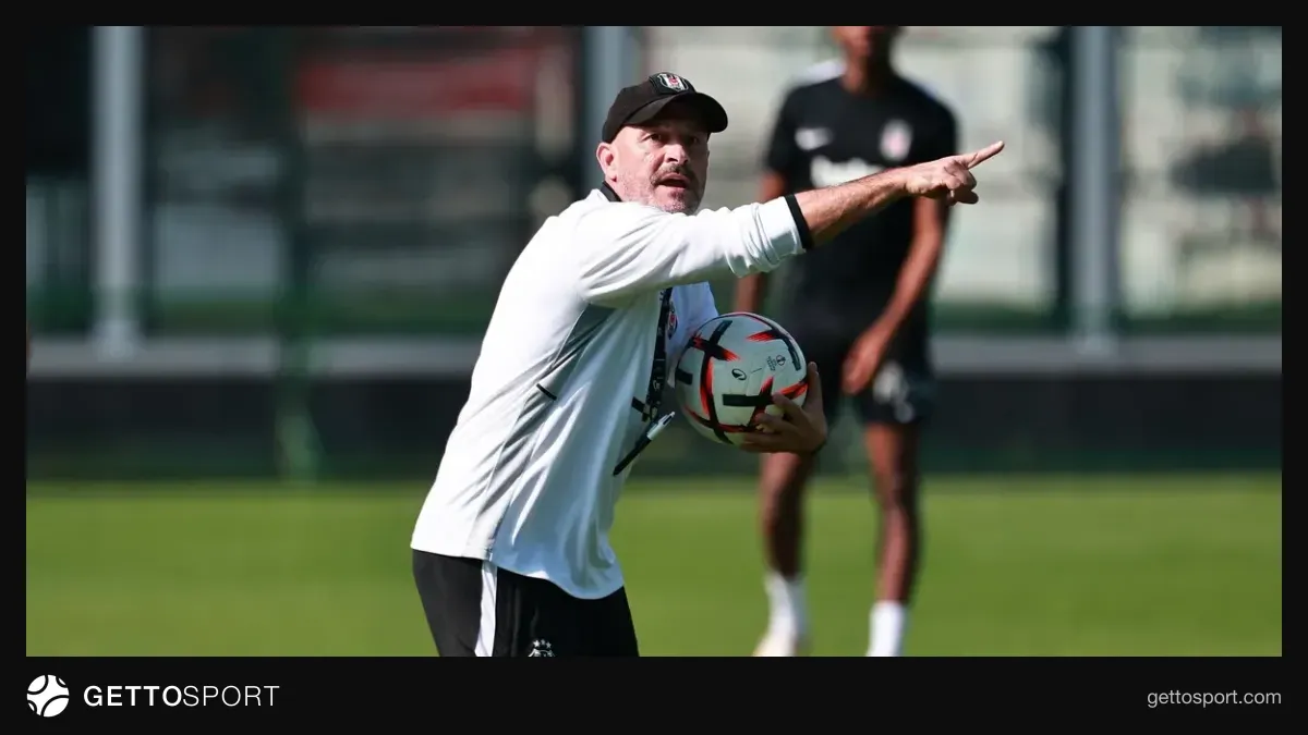 Beşiktaş oyuncuları Nevzat Demir Tesisleri'nde antrenmanda koşu ve pas çalışması yaparken