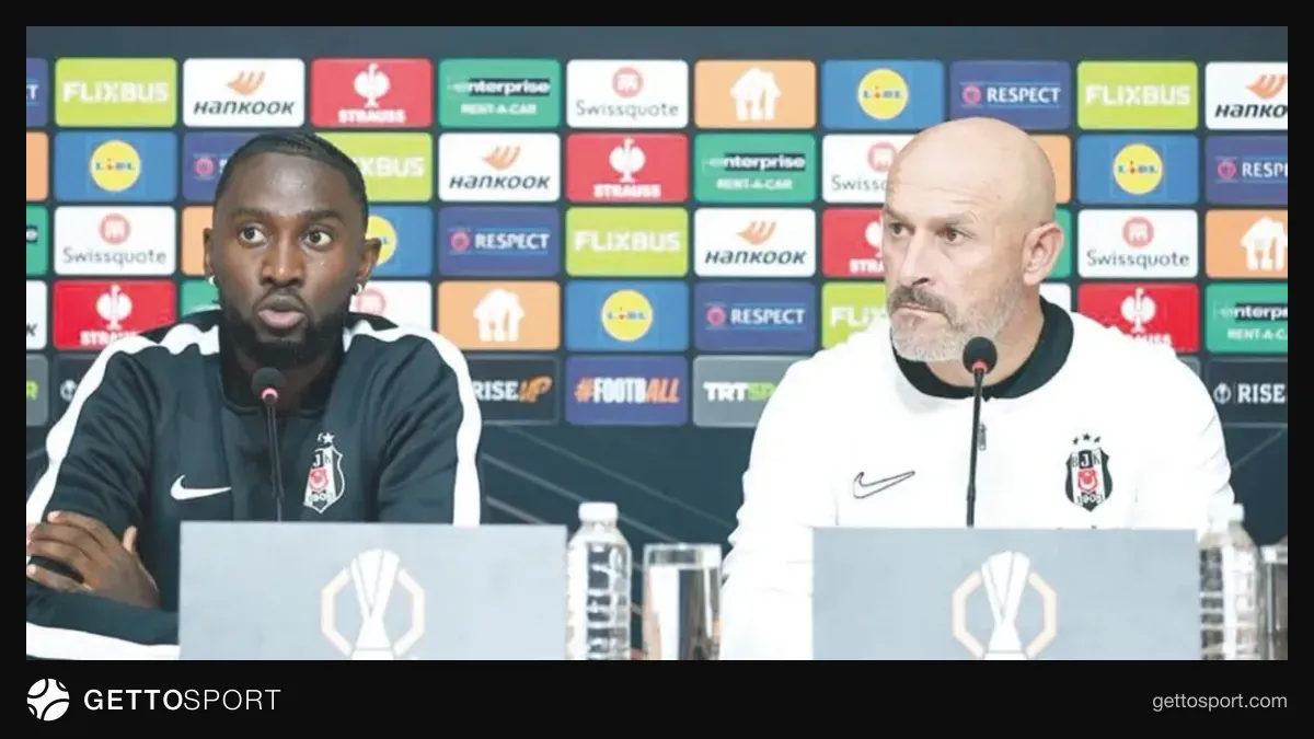 Vincenzo Italiano basın toplantısında konuşuyor