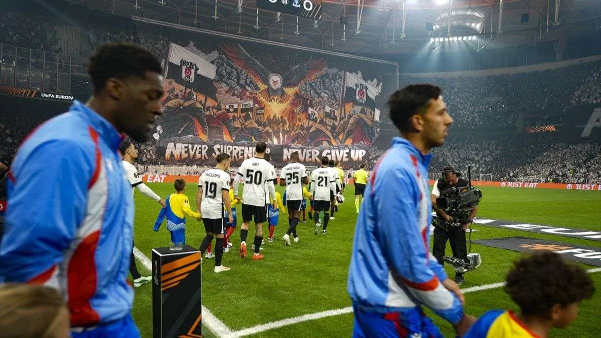 Beşiktaş teknik direktörü Vincenzo Italiano maç sırasında talimat verirken