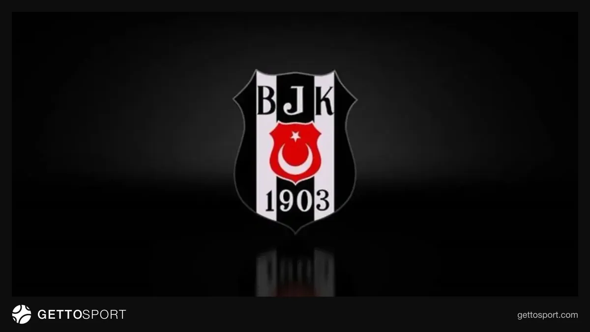Beşiktaş taraftarları tribün ve bilet gişeleri önünde