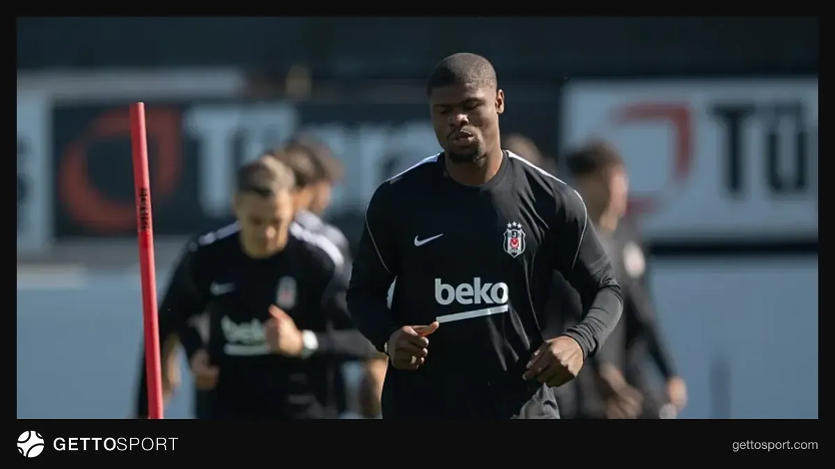 Beşiktaş idmanda Vincenzo Italiano yönetiminde oyuncularla konuşuyor