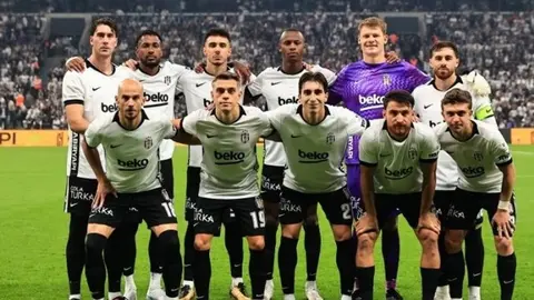 Tüpraş Stadyumu önünde Beşiktaş ve Crystal Palace formalarıyla taraftarlar