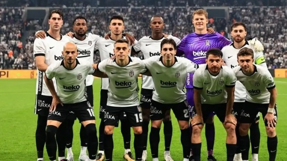 Tüpraş Stadyumu önünde Beşiktaş ve Crystal Palace formalarıyla taraftarlar