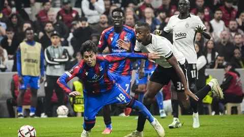 Beşiktaş formasıyla sevinç yaşayan Olaitan veya stadyum görüntüsü