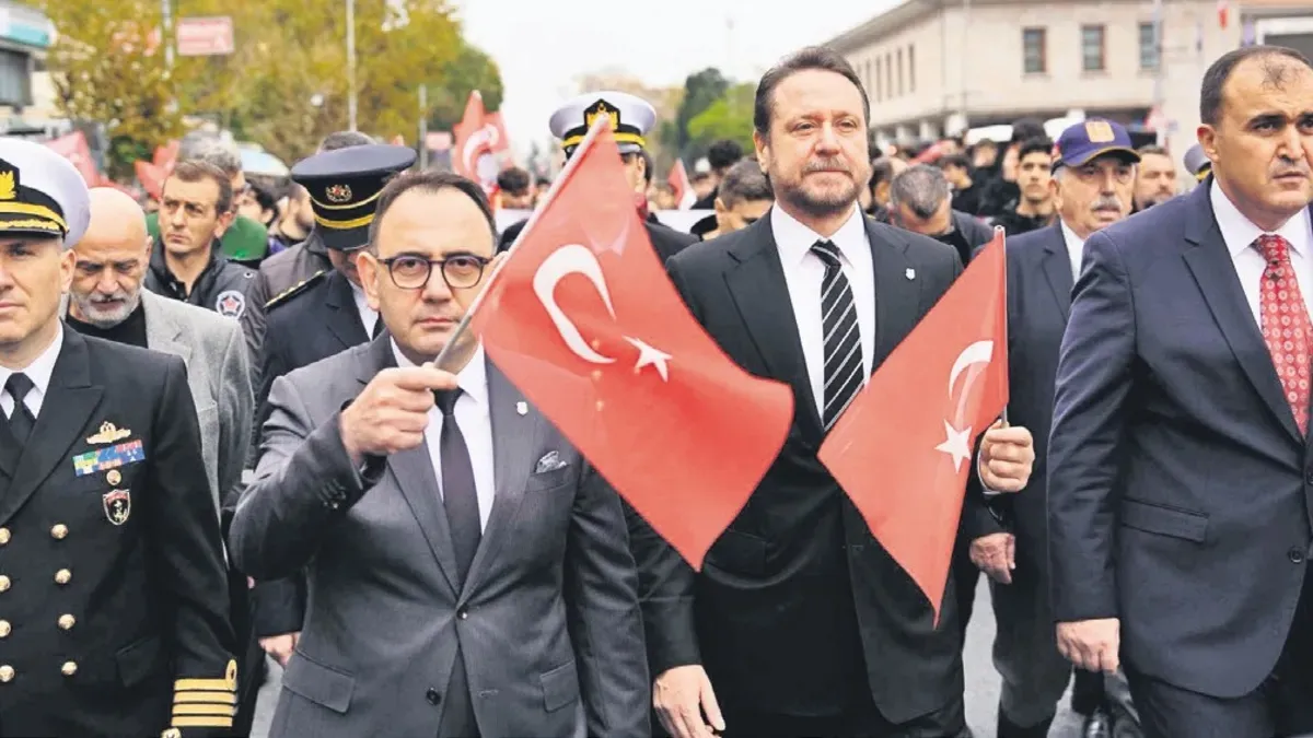 Beşiktaşlı oyuncular Türk bayrağı açmış halde yürüyüşte ve Tüpraş Stadyumu önünde