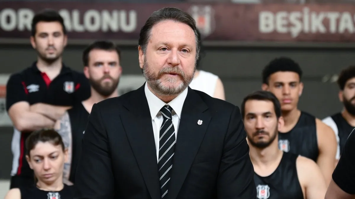 Beşiktaş yürüyüşünden, ellerinde bayraklarla kırmızı forma giyen taraftarlar