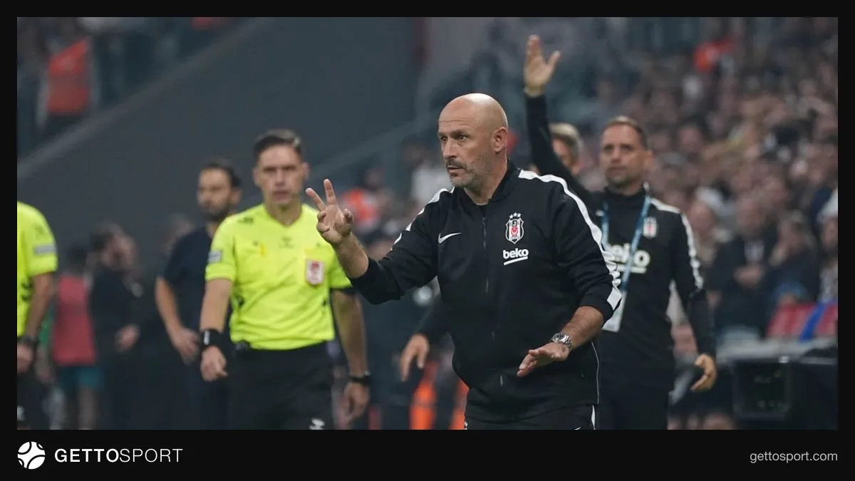 Vincenzo İtaliano maç sırasında talimat verirken, Beşiktaş oyuncuları saha görüntüsü