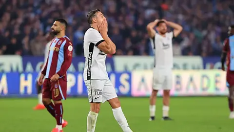 Trabzonspor-Beşiktaş maçından saha görüntüsü, sevinç ve hayal kırıklığı