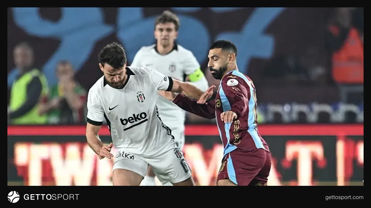 Beşiktaş futbolcuları kulübede düşünceli oturuyor