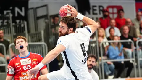 Beşiktaş hentbol takımı oyuncuları maç öncesi sahada