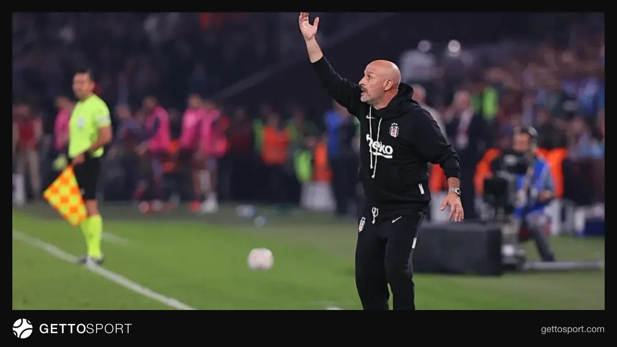 Beşiktaş oyuncuları ve teknik direktör Vincenzo Italiano maç esnasında