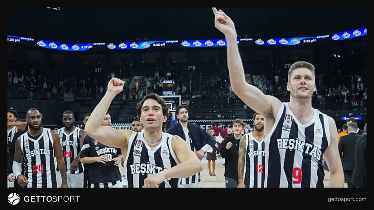 Beşiktaş basketbol takımı oyuncuları maç öncesi ısınırken