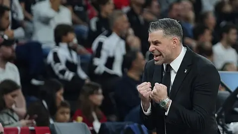 Beşiktaş oyuncuları maç öncesi ısınırken stadyum görüntüsü