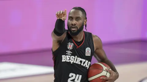 Beşiktaş basketbol takımı oyuncuları ve salon görüntüsü