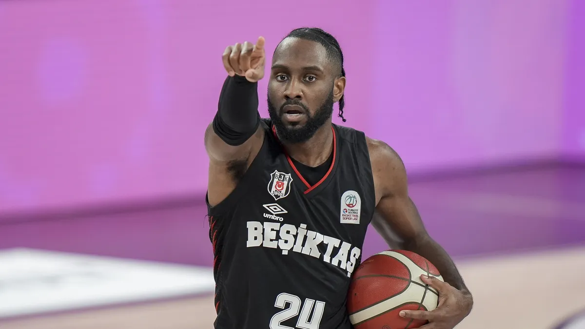 Beşiktaş basketbol takımı oyuncuları ve salon görüntüsü