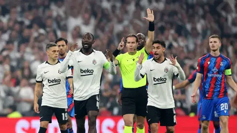 Beşiktaş və Kristal Palas oyunçuları top üçün mübarizə aparır