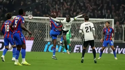 Beşiktaş oyunçuları meydanda top üçün mübarizə aparır