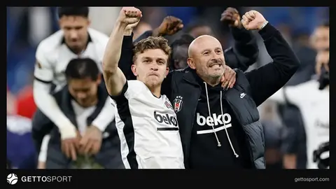 Beşiktaş oyuncuları gol sevinci yaşarken takım formasıyla stadyumda