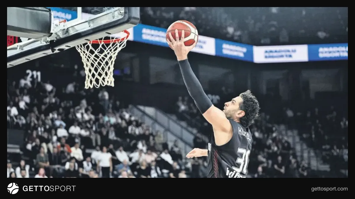 Beşiktaş ve Galatasaray basketbolcularının saha içi mücadelesi