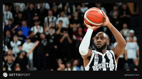 Beşiktaş basketbol takımı oyuncuları maç sırasında hücumda