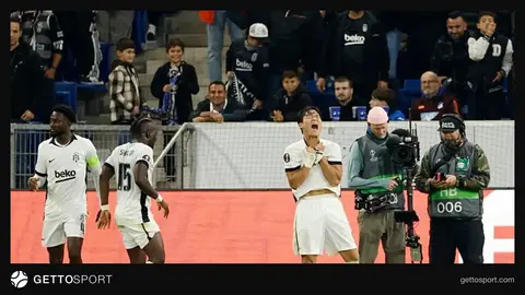 Beşiktaşlı oyuncular gol sevinci yaşarken stadyum görüntüsü