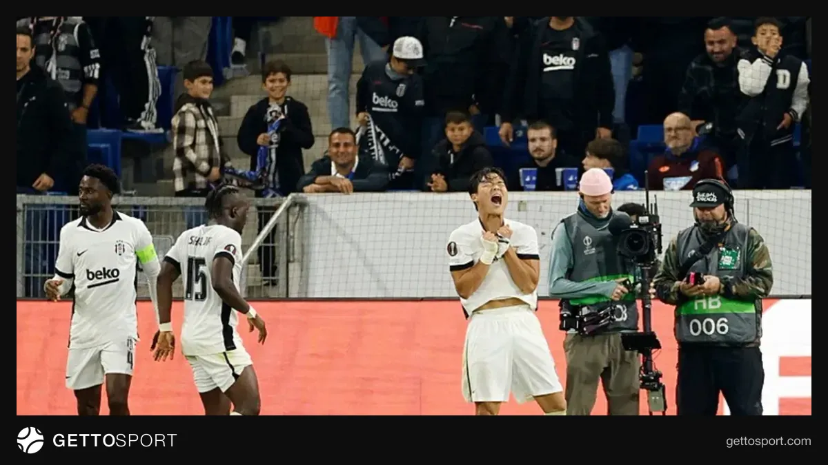 Beşiktaşlı oyuncular gol sevinci yaşarken stadyum görüntüsü