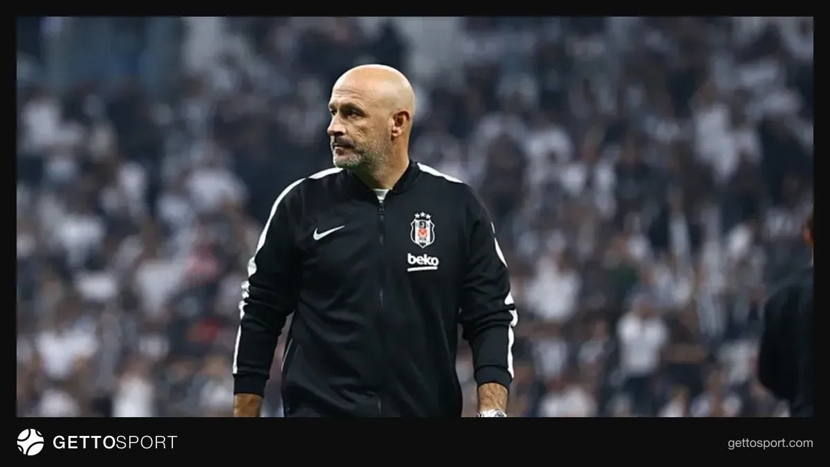 Vincenzo Italiano basın toplantısında konuşurken