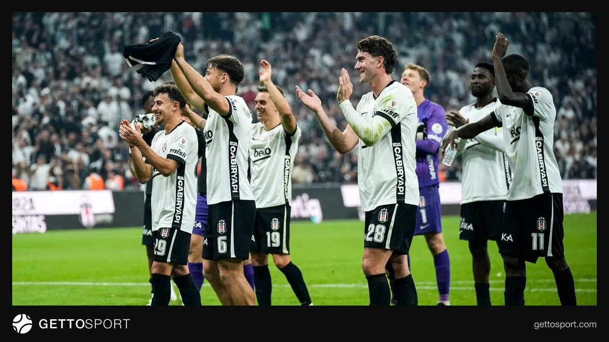 Beşiktaş futbol takımı formalarıyla sahada, üstlerinde siyah-beyaz renkler