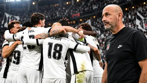 Beşiktaş forması giymiş futbolcular sahada maç başlarken