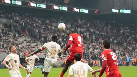 Beşiktaşlı oyuncular Hyeon-Gyu Oh ve Junior Olaitan gol sevinci
