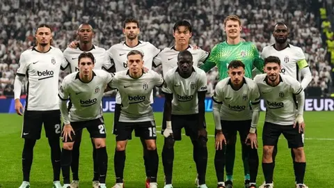 Beşiktaş teknik direktörü Vincenzo Italiano ve takım antrenmanda